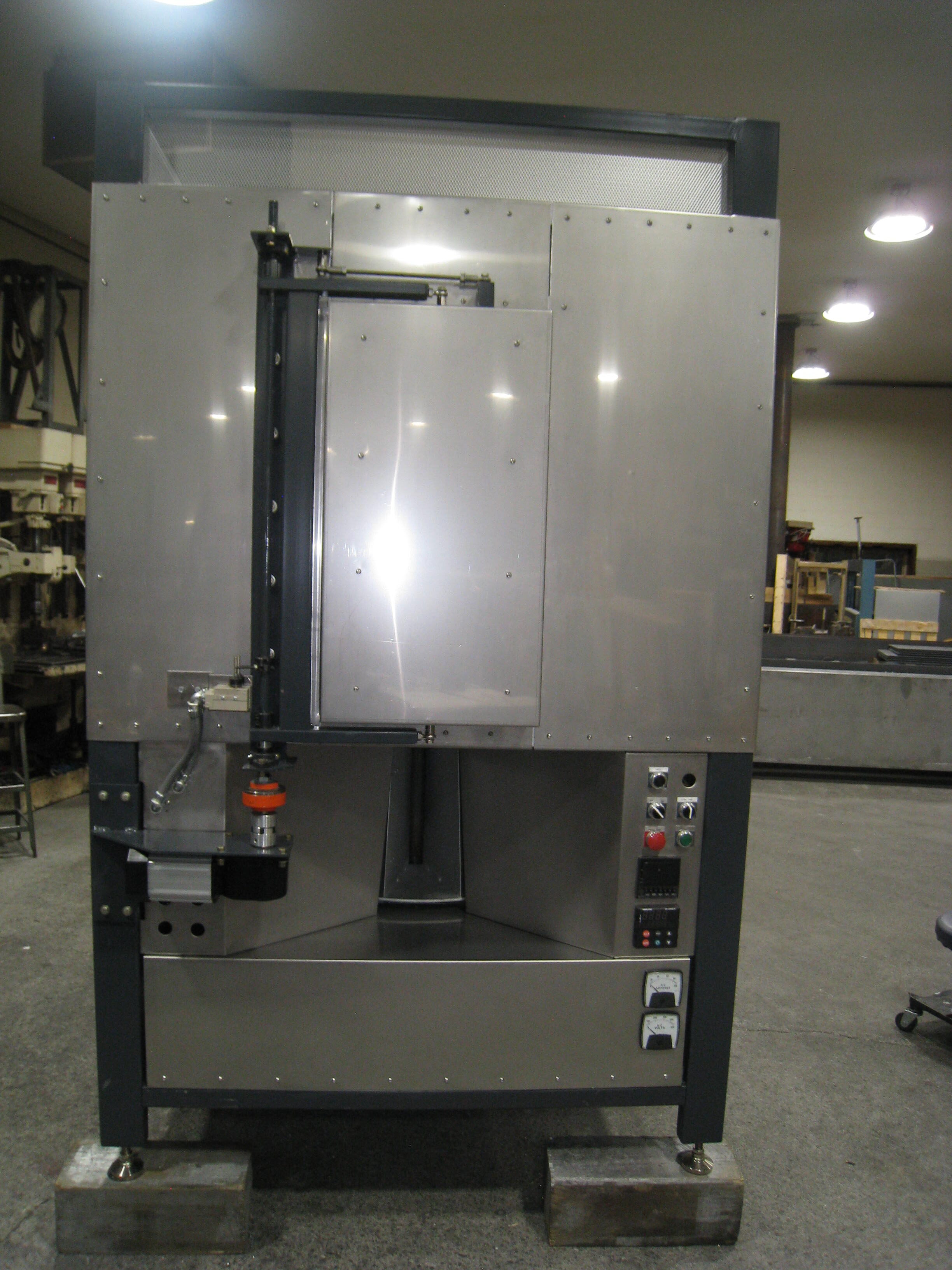 Vertical door opening for environmental testing customer